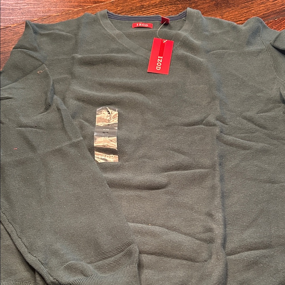 Izod Men's V-Neck Sweater in Olive